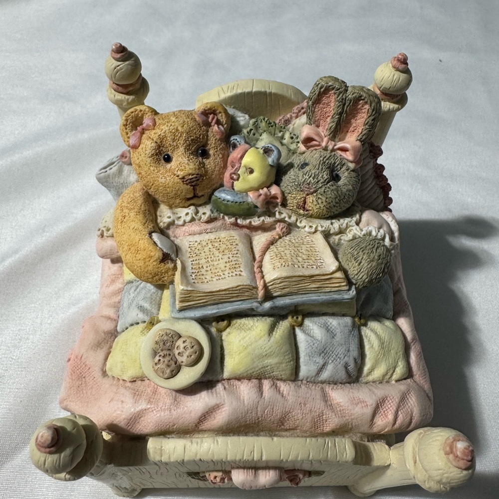 FIGI Snuggle Buddies “Tucked In Bed” Figurine Music Box – 1990s - Picture 3 of 11
